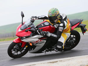2015版雅马哈YZF-R3摩托车