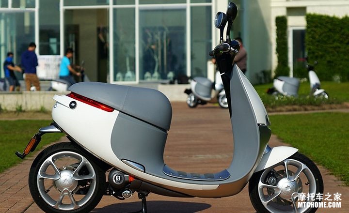 台媒试驾gogoro smartscooter新能源摩托车